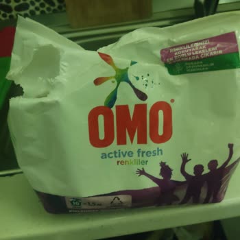 OMO Deterjan Beyaz Lekeler Bırakıyor