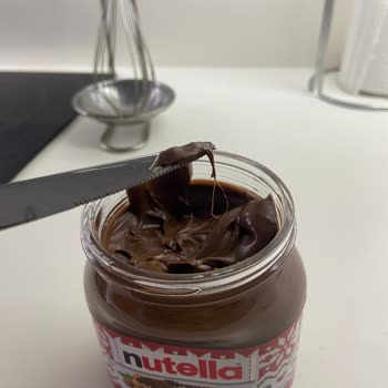 Nutella Nın İçin 2 Tane Kıl Tüy Benzeri Bir Şey Çıktı