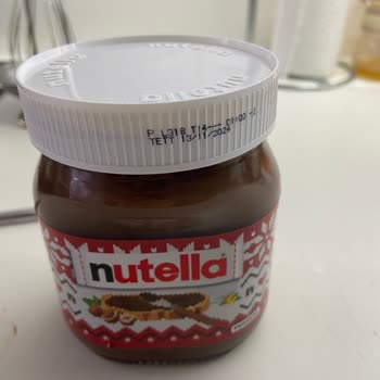Nutella Nın İçin 2 Tane Kıl Tüy Benzeri Bir Şey Çıktı