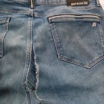 Mavi Pantolon 1 Sene İçinde Yırtıldı