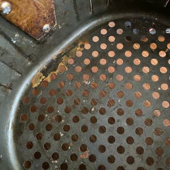 Kumtel Airfryer Sepetinde Pas Ve Boyasının Soyulması