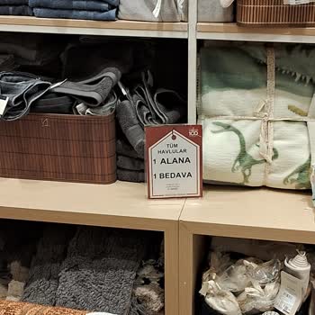 English Home Reklam Afisinde Farklı Kasada Farklı