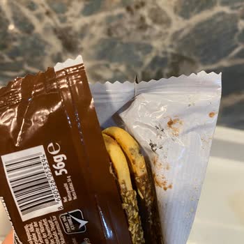 Eti Gıda Kombo Bisküvinin İçindeki Çamura Benzeyen Leke