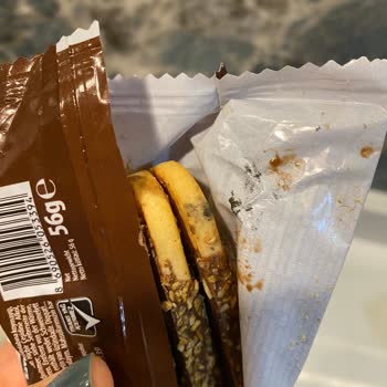 Eti Gıda Kombo Bisküvinin İçindeki Çamura Benzeyen Leke