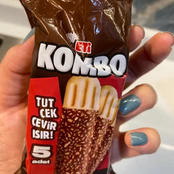 Eti Gıda Kombo Bisküvinin İçindeki Çamura Benzeyen Leke