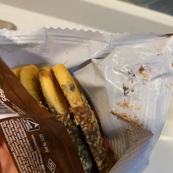 Eti Gıda Kombo Bisküvinin İçindeki Çamura Benzeyen Leke