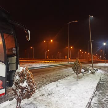Gökbey Seyahat Gökbey Firmasının Adana Seferinde Yolcuları Kar Altında Mağdur Etmesi