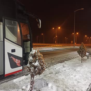 Gökbey Seyahat Gökbey Firmasının Adana Seferinde Yolcuları Kar Altında Mağdur Etmesi