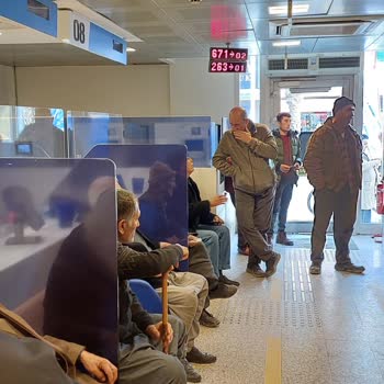 Yapı Kredi Bankası Gişe Kuyruğu Ve İlgisiz Personel Şikayeti