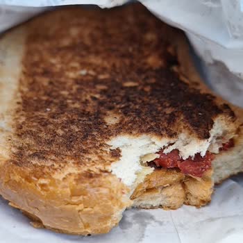 Kantini Bayat Tostu Satıyorlar İnsanlara