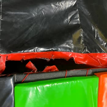 Yoyuncak Eğlence Merkezi Oyun Alanı Çivilerle Dolu