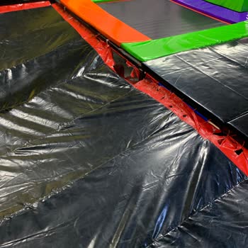 Yoyuncak Eğlence Merkezi Oyun Alanı Çivilerle Dolu