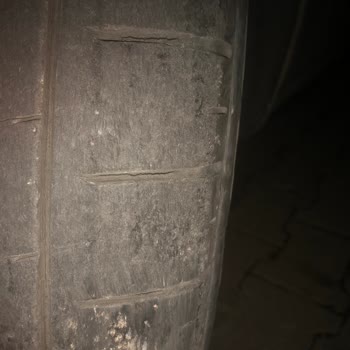 Трещина и износ возникли за короткое время в шинах Pirelli 245/45R18