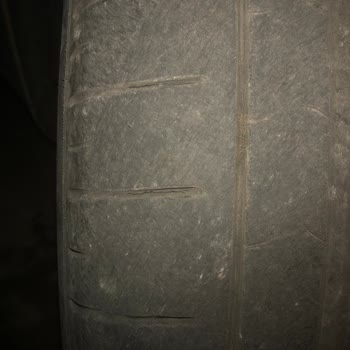 Трещина и износ возникли за короткое время в шинах Pirelli 245/45R18