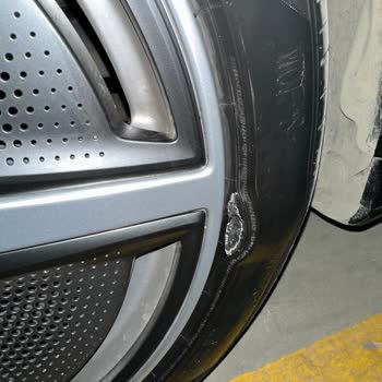 Проблемы с шинами Pirelli на электрическом автомобиле Mercedes