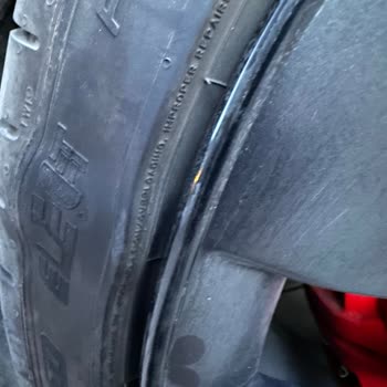 Образование воздушных шаров на боковине шины Pirelli 255/35/r21 на автомобиле Tesla