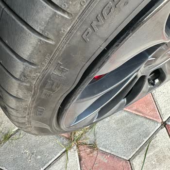 Образование воздушных шаров на боковине шины Pirelli 255/35/r21 на автомобиле Tesla