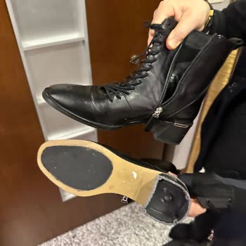 Elle Ayakkabı Elle Malının Arkasında Durmalısın