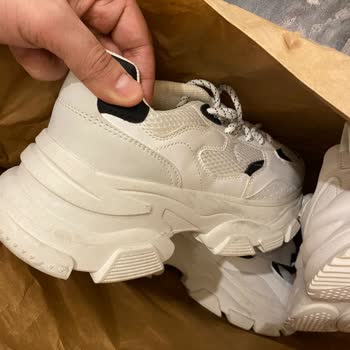 Bershka'nın Kullanılmış Ayakkabı Göndermesi