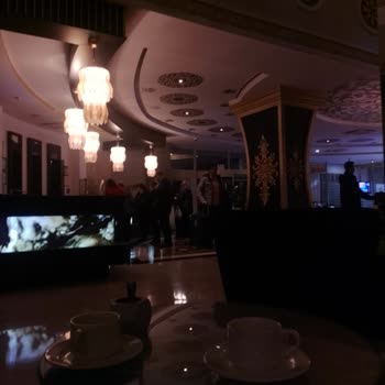 Crown Antalya Side Crown Hotel Türklere Kötü Davranıyor