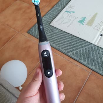 Зубная щетка Oral B iO 9 серии сломалась