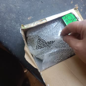 Yurtiçi Kargo Teslim Edeceği Paketleri Açmaktadır!