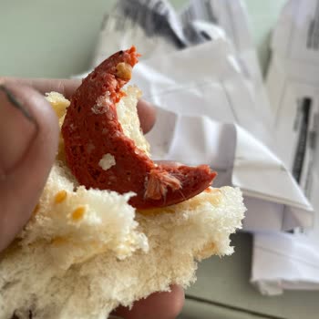 Baştacı Et Ürünlerinin İçinden Garip Bir Şey Çıktı