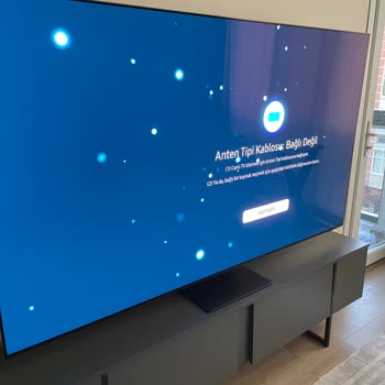 Samsung S95c 3 Saatlik TV'nin Ekranı Kırık.