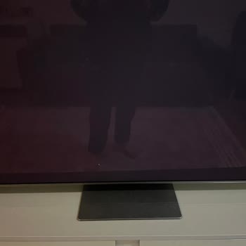 Samsung S95c 3 Saatlik TV'nin Ekranı Kırık.