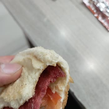 Köfteci Yusuf Sucuk Ekmekten Kıl Çıkması