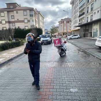 Yemeksepeti Kuryesi Ara Sokakta Yayaya Çarptı