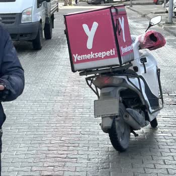 Yemeksepeti Kuryesi Ara Sokakta Yayaya Çarptı