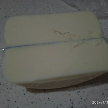 Mis Marka Kaşar Peynirini Kestiğimde İçinden Tel Çıktı.