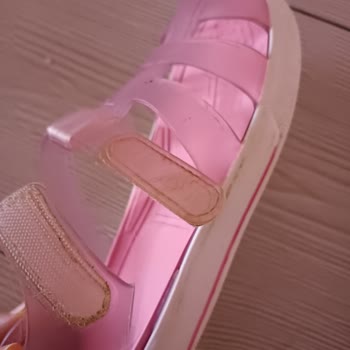 İgor Sandalet Yan Taraftan Koptu