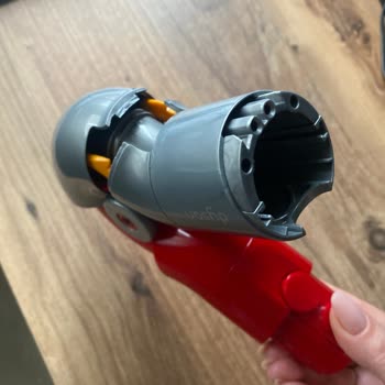 Dyson; Kırılan 'koltuk Altı Aparatını' Yan Ürün Nedenli Değiştirmiyor!
