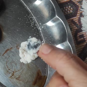 Halktan Kuruyemiş Lokumun İçinden Taş Gibi Zift Çıktı