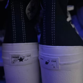 Converse Arka Yazısı Hemen Siliniyor