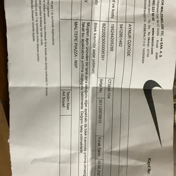 Nike Ayakkabının Sol Ayak Bilek Kısmında Yırtılma Var.