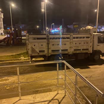 Emniyet Genel Müdürlüğü Park Yanında Duran Kamyonet