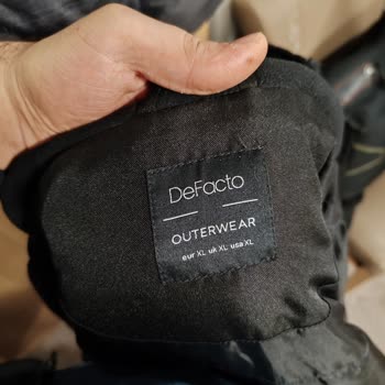 DeFacto Su İtici Özellikli Mont Su Geçiriyor