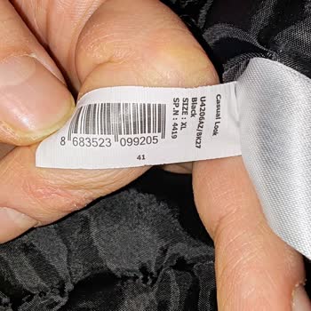 DeFacto Su İtici Özellikli Mont Su Geçiriyor