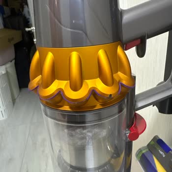 Dyson V15 Başlıkta Parça Çıktı Ve Gövdede Soyulmalar Mevcut