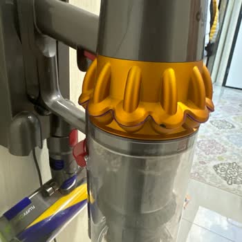 Dyson V15 Başlıkta Parça Çıktı Ve Gövdede Soyulmalar Mevcut