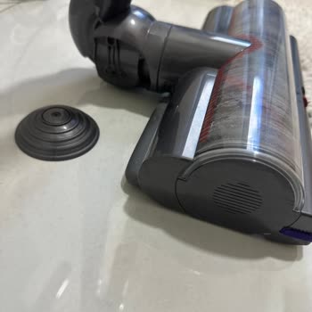 Dyson V15 Başlıkta Parça Çıktı Ve Gövdede Soyulmalar Mevcut