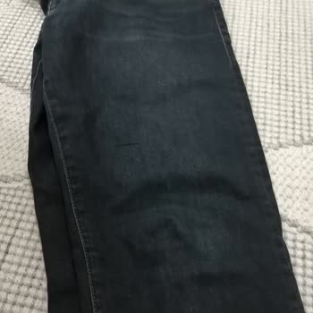 Mavi Jeans Giyilmiş Paçaları Katlanmış Kot Gönderiyor.