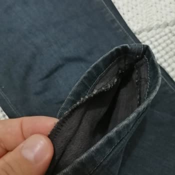 Mavi Jeans Giyilmiş Paçaları Katlanmış Kot Gönderiyor.