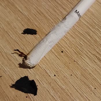 Philip Morris Marlboro Touch Blue Marka Sigaramdan Lastik Çıktı