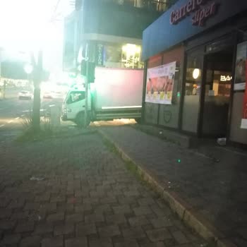 Carrefour SA Kamyonet Yaya Geçidini Engelliyor!