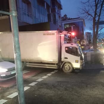 Carrefour SA Kamyonet Yaya Geçidini Engelliyor!