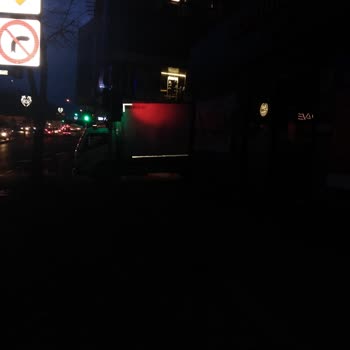 Carrefour SA Kamyonet Yaya Geçidini Engelliyor!